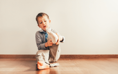 Nem akar cipőt felvenni! Mit tehetsz, ha a gyereked lázad az öltözködés ellen?